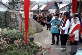 Jokowi Berikan Setifikat Tanah kepada Ahli Waris Adinegoro