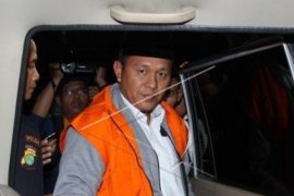 KPK Tahan Bupati Lampung Tengah