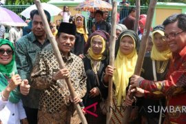 Menumbuak padi ala tempo dulu, cara masyarakat Sijunjung rayakan HUT