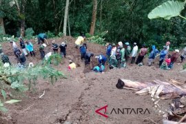 Tanah longsor, akses jalan desa di Kudus terputus