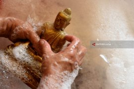 Memandikan Rupang Budha