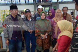 Risma Dukung Keberlangsungan Pasar Gunung Anyar di Surabaya