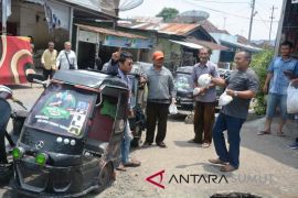 Tim BERES bagikan nasi bungkus kepada abang beca