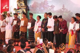 Mahasiswi modal "puteri duyung" demi sepeda Presiden