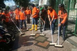 Pejabat Kota Malang "Ngepel" Trotoar Masjid Jami'
