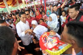 Presiden menyapa warga di posko pengungsian Lombok Utara
