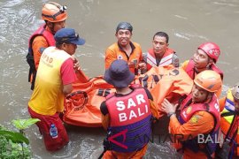 SAR Denpasar evakuasi korban terseret arus sungai