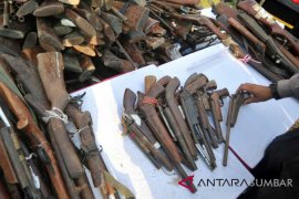 24 senjata api rakitan diserahkan masyarakat OKI kepada aparat