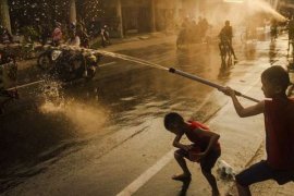 Serunya Festival Perang Air di dalam Terowongan Air di Selatpanjang