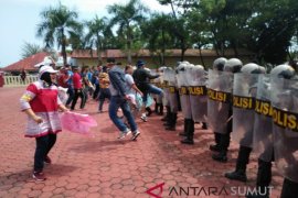 Polres Nias simulasi antisipasi kerusuhan pilkada