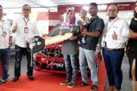 Tukang Sate Keliling di Pelalawan Dapat Mobil Hasil Undian Telkomsel