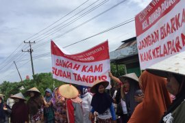 Puluhan petani unjuk rasa tuntut Pemkot Padang perbaiki irigasi Koto Pulai