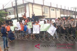 Massa petahana makassar unjuk rasa di panwaslu