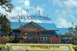 Mahasiswa Sintang baksos di perbatasan Kalbar-Kalteng