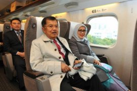 Wapres Kalla menuju Hiroshima dengan kereta api cepat