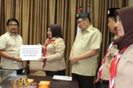  Kwarcab Kampar Serahkan Bantuan Suku Asmat ke Kwarnas