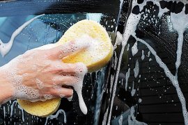 Mencuci kaca mobil sebaiknya tak pakai sabun, kenapa?