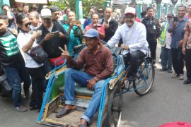 Gus Ipul Mendadak Jadi "Penarik Becak" di Sidoarjo