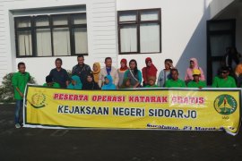 Kejari Sidoarjo Berangkatkan Peserta Operasi Katarak (Video)