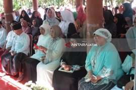 Almarhumah Nyai Aisyah Serahkan Muslimat ke Khofifah (Video)