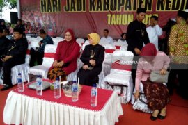 Sekitar 1.500 Pelajar Kabupaten Kediri Atraksi Tarian Tradisional (Video)