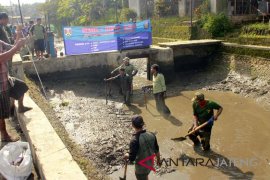Satpol PP Kota Magelang bersihkan Kali Bening dari sampah