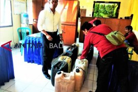 Polres Gianyar gagalkan peredaran 780 liter minuman beralkohol (video)