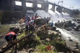 Aksi Bersih Sampah Bendung Katulampa