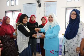 Yunisra Syahiran salurkan dana simpan pinjam perempuan Rp324 juta di Kecamatan Pasaman