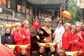 Anita Chairul Tanjung Arrival To Boost Thousand of Gadang Houses Area Popularity