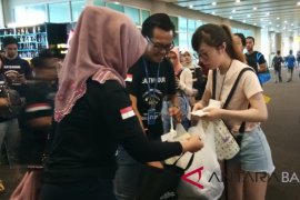 Earth Hour, Bandara Bali tukar kantong plastik penumpang