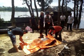 Jasad pria ditemukan mengapung tewas di DAS Barito