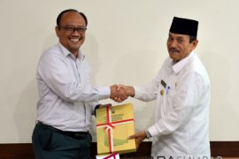 Bupati serahkan LKPD, lebih awal dari batas ditetapkan BPK