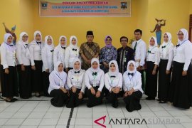 Bupati Sijunjung beri penghargaan kepada 15 terbaik peserta diklat prajabatan