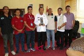 Pokja wartawan Bangka Barat anugerahi "Pena Emas" kepada bupati