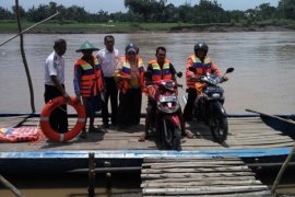 Dishub Bojonegoro Bagikan Baju Keamanan Penumpang Perahu