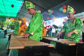 Siswa Penyandang Autis Piawai Mainkan Alat Musik Page 2 Small