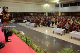 Risma Beri Nasehat Guru se-Surabaya