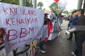 Mahasiswa Universitas Muhammadiyah Jember Demo Tolak Kenaikan TDL-BBM (Video)