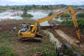 Balai Besar Alirkan Air Waduk Pacal Melalui Pelimpas