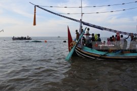 Wisata Dadakan Paus Terdampar di Pantai Situbondo