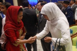 Khofifah-Puti Hadiri Penganugerahan Doktor HC Bos Mayapada