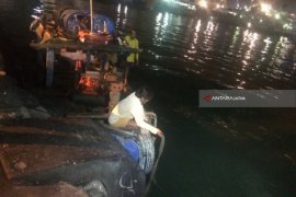 Mobil Tercebur ke Laut, KM Kumala Terlambat Sandar