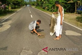 Jalan Nasional Rusak Warga HST Swadaya Perbaiki