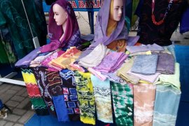 Pengrajin Sasirangan Dilatih Gunakan Warna Alami