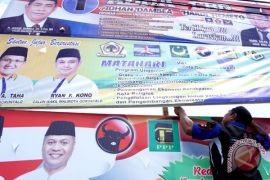 Pencopotan APK peserta Pilkada