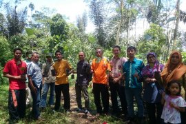 Warga Tlogopucang tanam 1.000 pohon aren