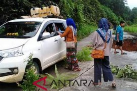 Jalan poros di Sarolangun banjir dan longsor