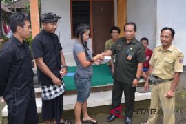 Gubernur Pastika bantu warga alami kelumpuhan