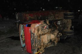 Hindari pengendara motor, truk terguling dan tabrak pembatas jalan